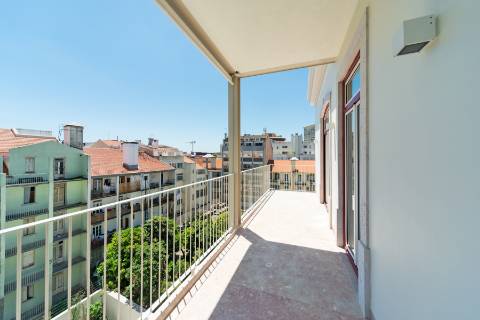 Apartamento T5 de luxo, com varanda, seis lugares de garagem e serviço de concierge localizado no coração do Saldanha, em Lisboa.