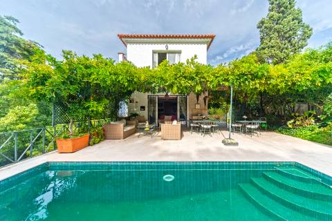 Exclusiva Moradia com 5 Quartos no Coração do Estoril