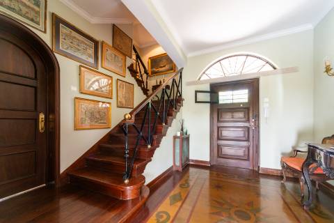 Exclusiva Moradia com 5 Quartos no Coração do Estoril