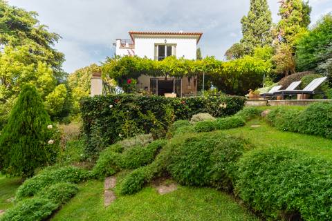 Exclusiva Moradia com 5 Quartos no Coração do Estoril