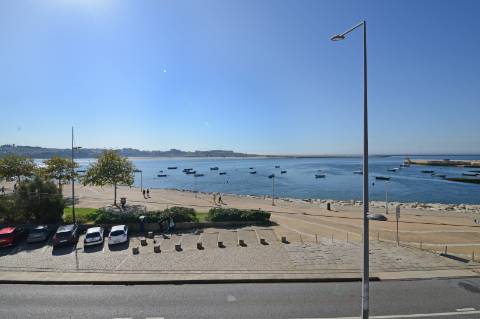 Excelente T3 em cima do Rio na Foz