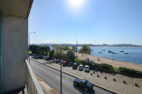 Excelente T3 em cima do Rio na Foz