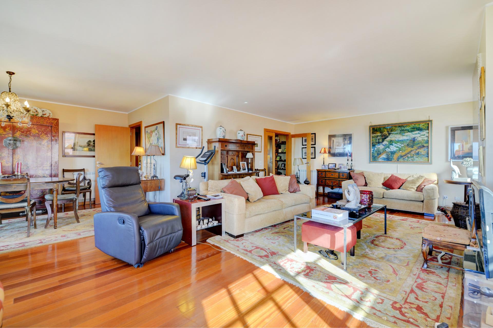 Apartamento T4 na Foz com vista sobre o Mar, varanda e 3 lugares de garagem