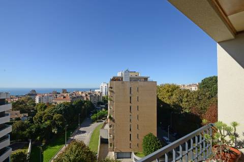 Apartamento T4 na Foz com vista sobre o Mar, varanda e 3 lugares de garagem