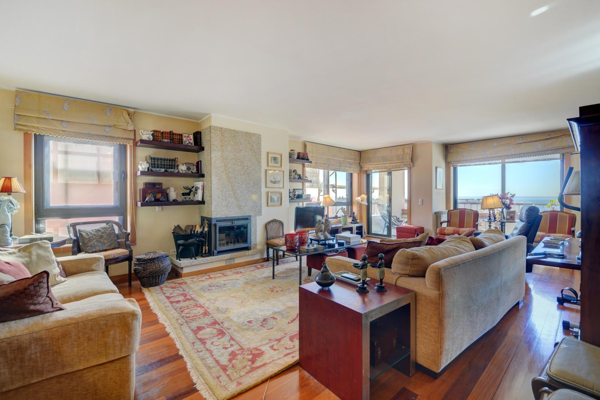 Apartamento T4 na Foz com vista sobre o Mar, varanda e 3 lugares de garagem