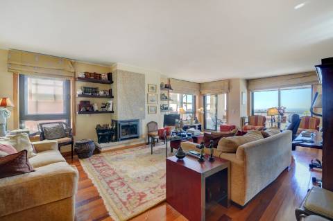 Apartamento T4 na Foz com vista sobre o Mar, varanda e 3 lugares de garagem