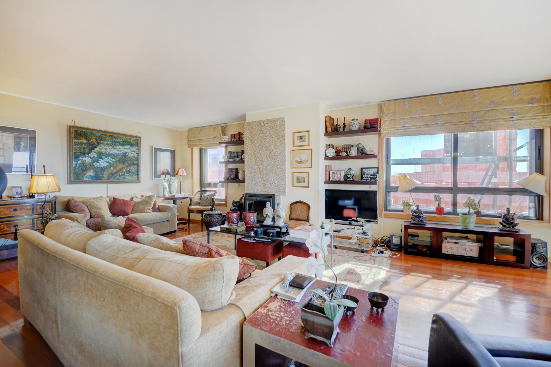 Apartamento T4 na Foz com vista sobre o Mar, varanda e 3 lugares de garagem