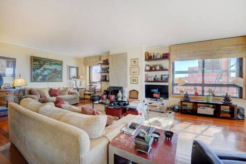 Apartamento T4 na Foz com vista sobre o Mar, varanda e 3 lugares de garagem