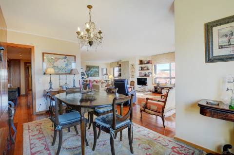 Apartamento T4 na Foz com vista sobre o Mar, varanda e 3 lugares de garagem