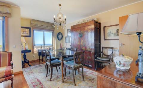 Apartamento T4 na Foz com vista sobre o Mar, varanda e 3 lugares de garagem