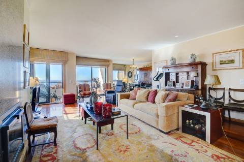 Apartamento T4 na Foz com vista sobre o Mar, varanda e 3 lugares de garagem