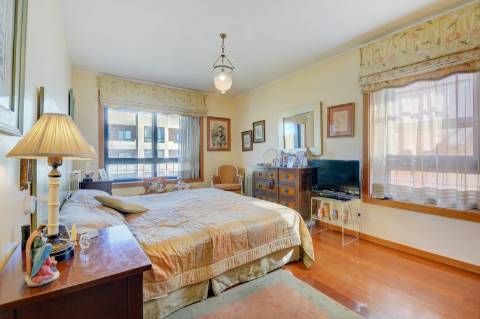 Apartamento T4 na Foz com vista sobre o Mar, varanda e 3 lugares de garagem