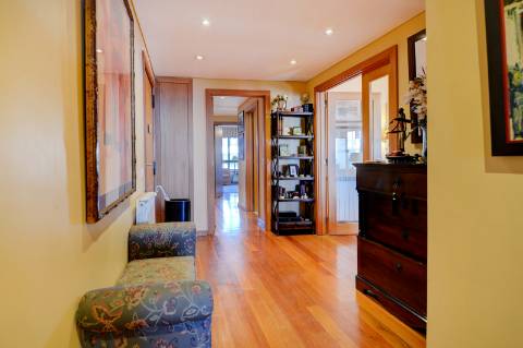 Apartamento T4 na Foz com vista sobre o Mar, varanda e 3 lugares de garagem