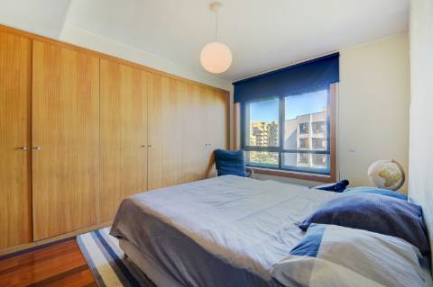 Apartamento T4 na Foz com vista sobre o Mar, varanda e 3 lugares de garagem