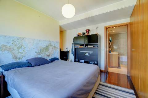 Apartamento T4 na Foz com vista sobre o Mar, varanda e 3 lugares de garagem