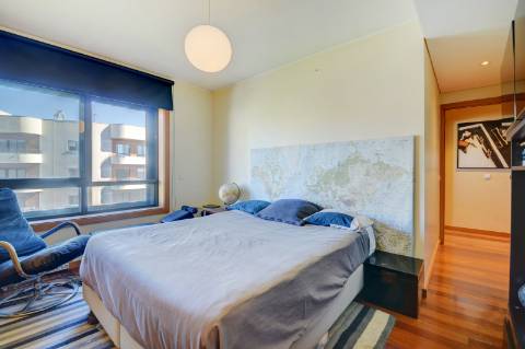 Apartamento T4 na Foz com vista sobre o Mar, varanda e 3 lugares de garagem