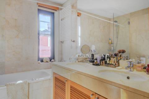 Apartamento T4 na Foz com vista sobre o Mar, varanda e 3 lugares de garagem