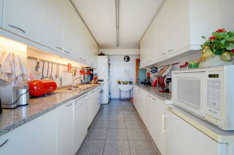 Apartamento T4 na Foz com vista sobre o Mar, varanda e 3 lugares de garagem