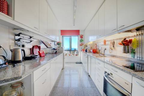 Apartamento T4 na Foz com vista sobre o Mar, varanda e 3 lugares de garagem