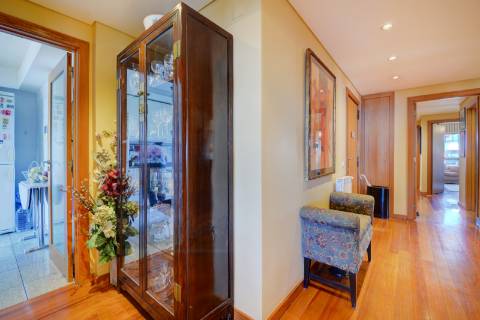 Apartamento T4 na Foz com vista sobre o Mar, varanda e 3 lugares de garagem