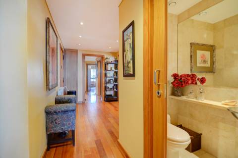 Apartamento T4 na Foz com vista sobre o Mar, varanda e 3 lugares de garagem