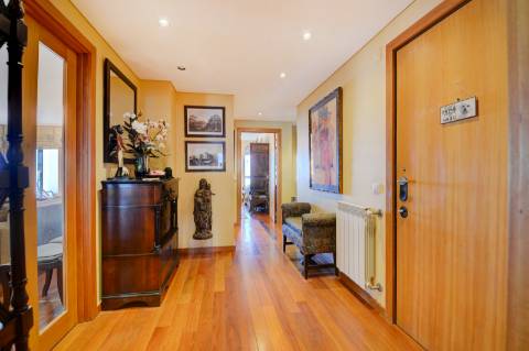 Apartamento T4 na Foz com vista sobre o Mar, varanda e 3 lugares de garagem