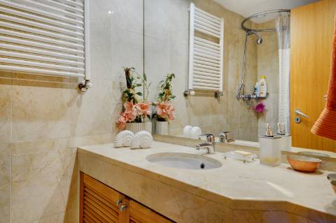 Apartamento T4 na Foz com vista sobre o Mar, varanda e 3 lugares de garagem