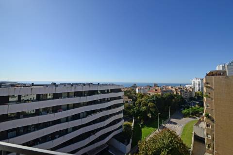 Apartamento T4 na Foz com vista sobre o Mar, varanda e 3 lugares de garagem