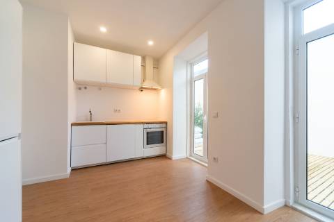 Apartamento T1 totalmente remodelado com terraço privativo nas Necessidades