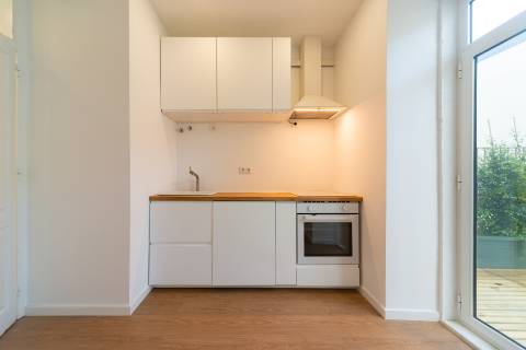 Apartamento T1 totalmente remodelado com terraço privativo nas Necessidades