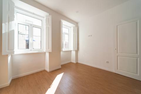 Apartamento T1 totalmente remodelado com terraço privativo nas Necessidades