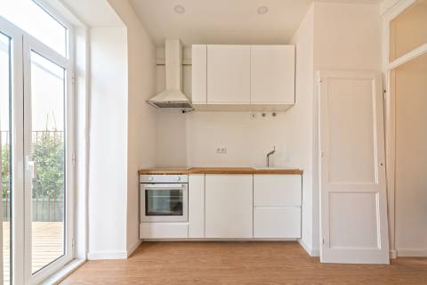 Apartamento T1 totalmente remodelado com terraço privativo nas Necessidades