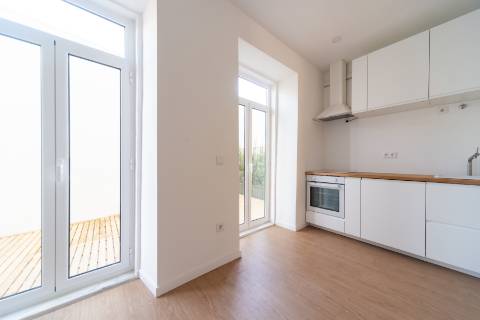 Apartamento T1 totalmente remodelado com terraço privativo nas Necessidades