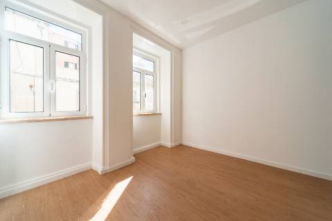 Apartamento T1 totalmente remodelado com terraço privativo nas Necessidades