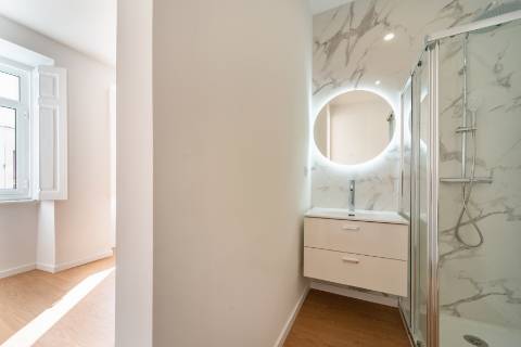 Apartamento T1 totalmente remodelado com terraço privativo nas Necessidades