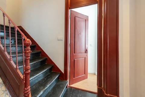 Apartamento T1 totalmente remodelado com terraço privativo nas Necessidades