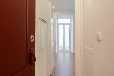 Apartamento T1 totalmente remodelado com terraço privativo nas Necessidades