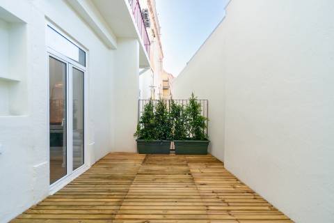 Apartamento T1 totalmente remodelado com terraço privativo nas Necessidades