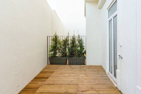 Apartamento T1 totalmente remodelado com terraço privativo nas Necessidades