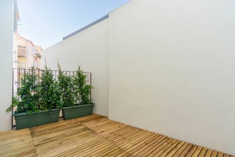 Apartamento T1 totalmente remodelado com terraço privativo nas Necessidades