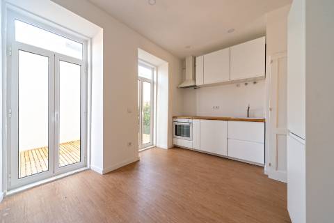 Apartamento T1 totalmente remodelado com terraço privativo nas Necessidades