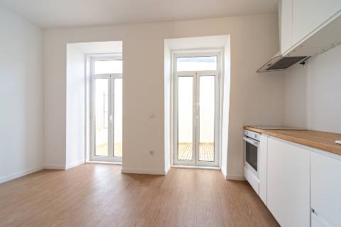Apartamento T1 totalmente remodelado com terraço privativo nas Necessidades