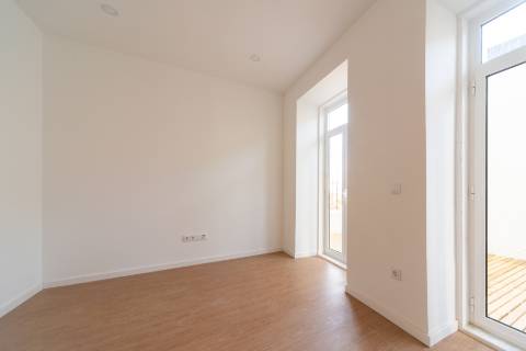 Apartamento T1 totalmente remodelado com terraço privativo nas Necessidades