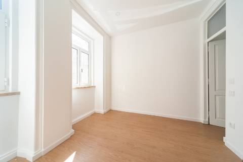 Apartamento T1 totalmente remodelado com terraço privativo nas Necessidades