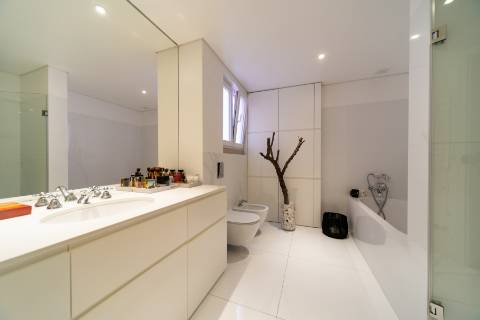 Apartamento T4 +3 com cachet na zona do Rato