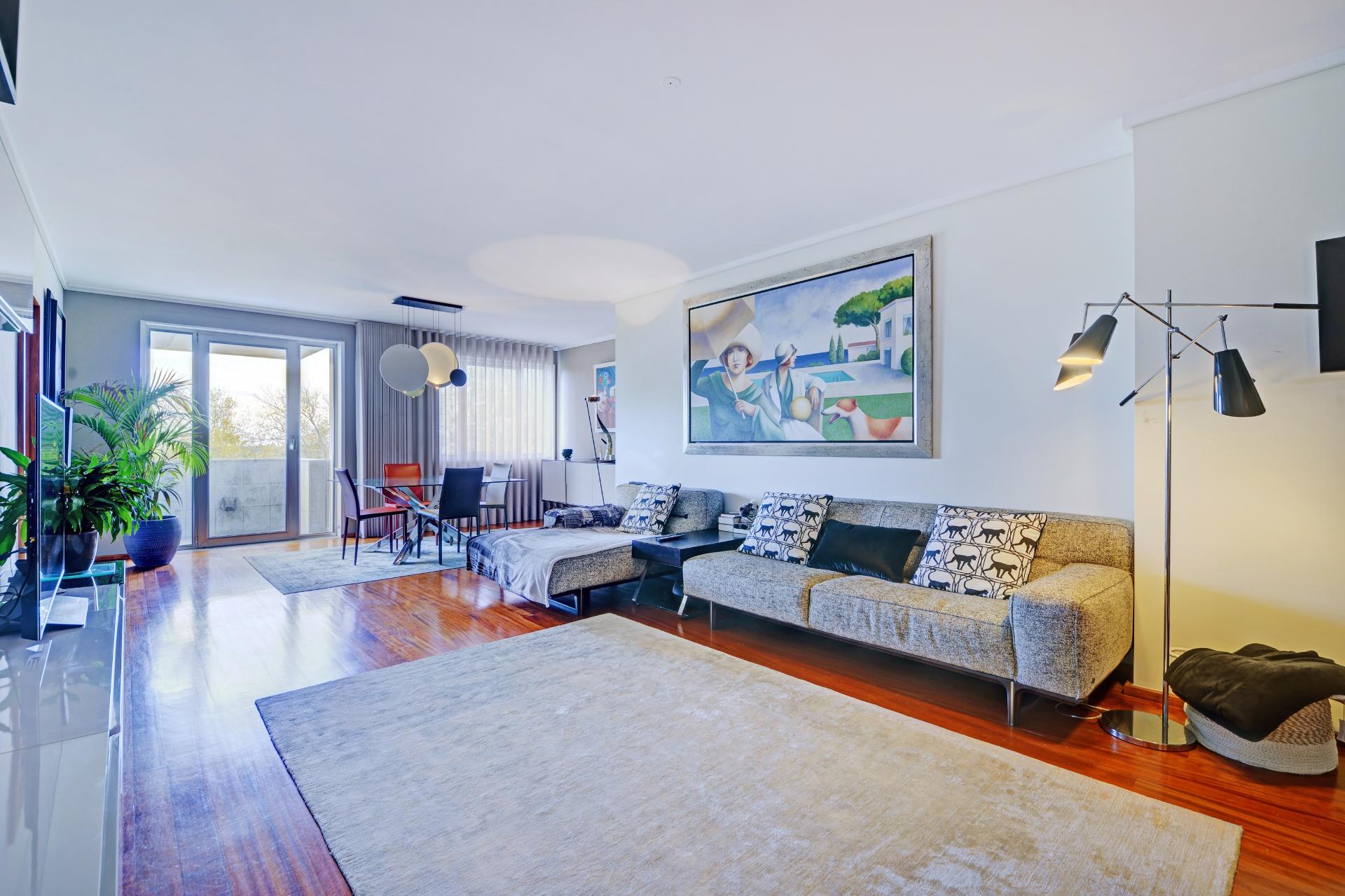 T3 com 2 suítes e 3 lugares de garagem no Aviz, Porto