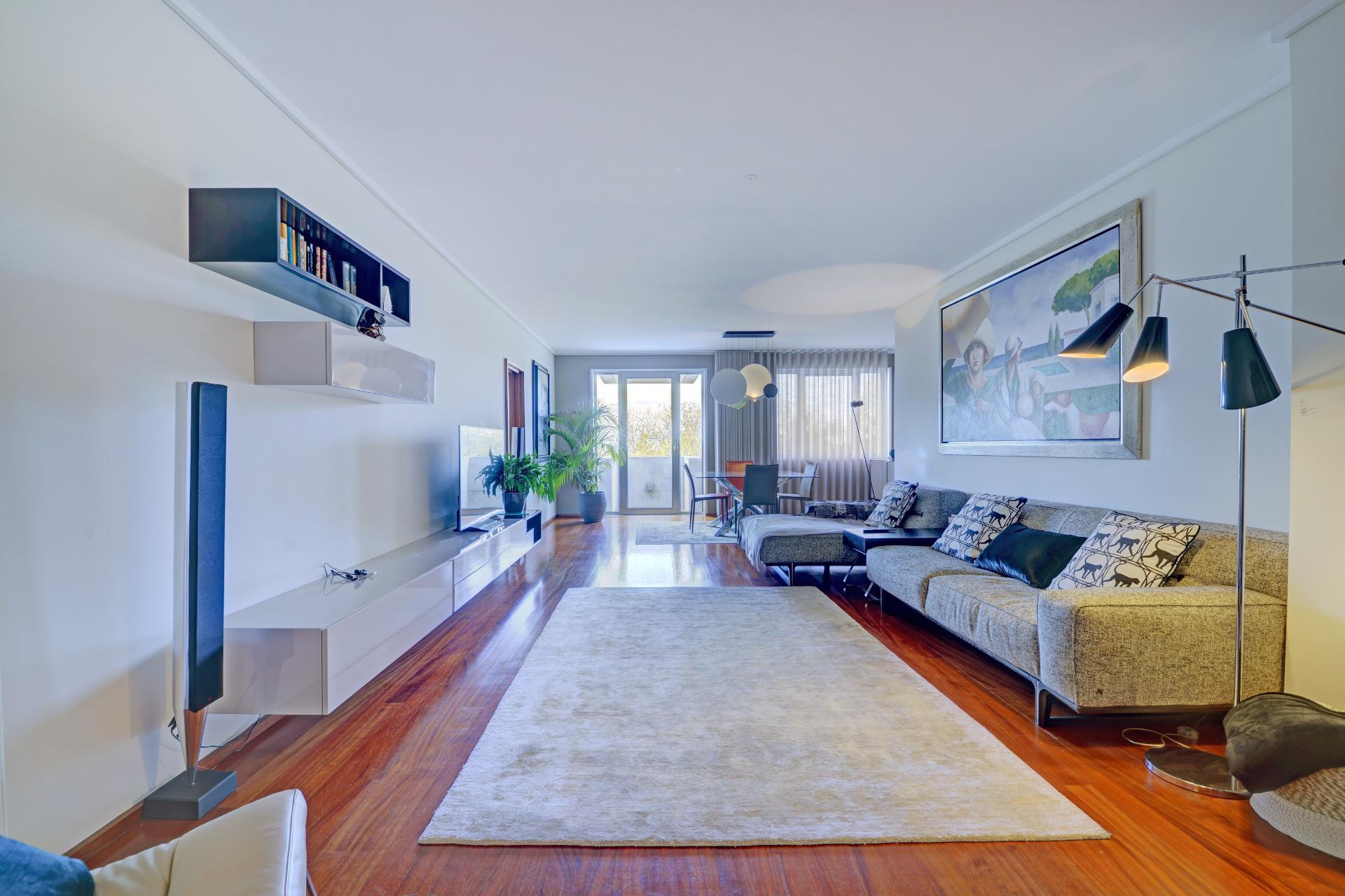 T3 com 2 suítes e 3 lugares de garagem no Aviz, Porto