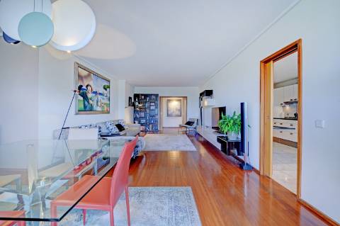 T3 com 2 suítes e 3 lugares de garagem no Aviz, Porto