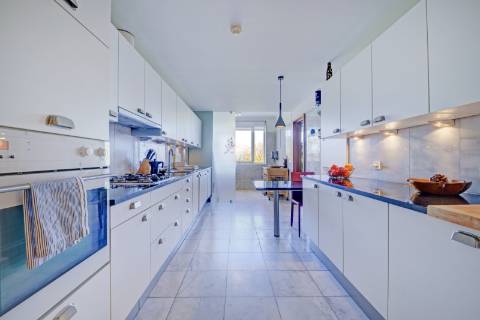 T3 com 2 suítes e 3 lugares de garagem no Aviz, Porto