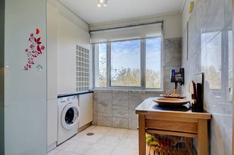 T3 com 2 suítes e 3 lugares de garagem no Aviz, Porto